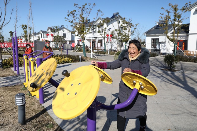 恒东村里村民在健身广场健身.jpg 恒东村里村民在健身广场健身.jpg