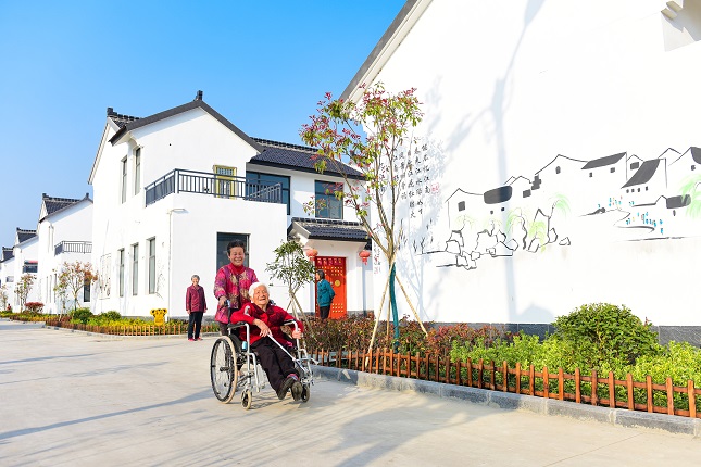 4月15日下午,在盐都区秦南镇千秋村,村民正陪伴家中老人出门散步,享受午后时光。 李思远.jpg 4月15日下午,在盐都区秦南镇千秋村,村民正陪伴家中老人出门散步,享受午后时光。 李思远.jpg