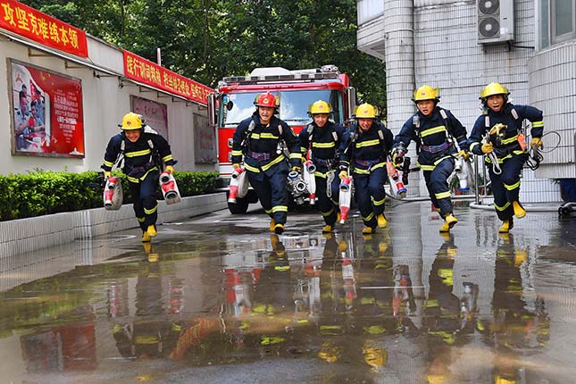1 高温下消防员们每天都要提着救火装备负重来回奔跑.jpg 1 高温下消防员们每天都要提着救火装备负重来回奔跑.jpg