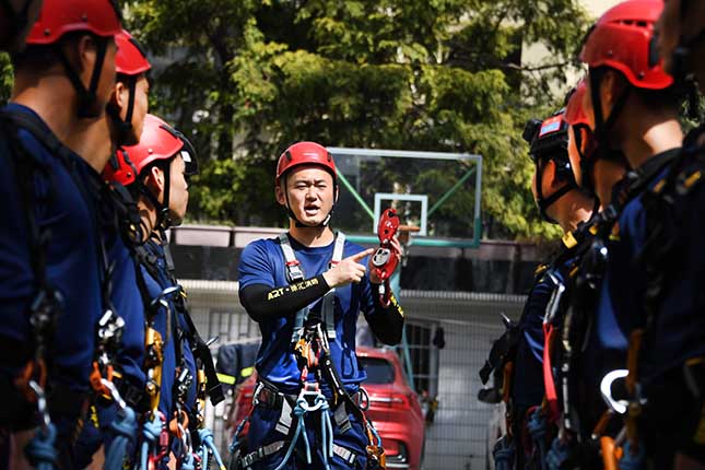 7 李宇峰训练前给抢险队员们讲述训练要点.jpg 7 李宇峰训练前给抢险队员们讲述训练要点.jpg