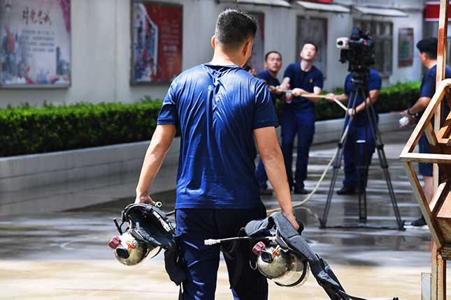 9 队员们刻苦训练后全身湿透的背影.jpg