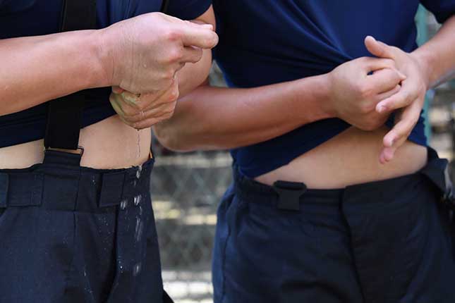 10 内衣都能挤出汗水.jpg