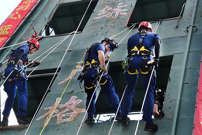 3 冲锋塔上斑驳的墙面是指战员们日常训练的足迹.jpg