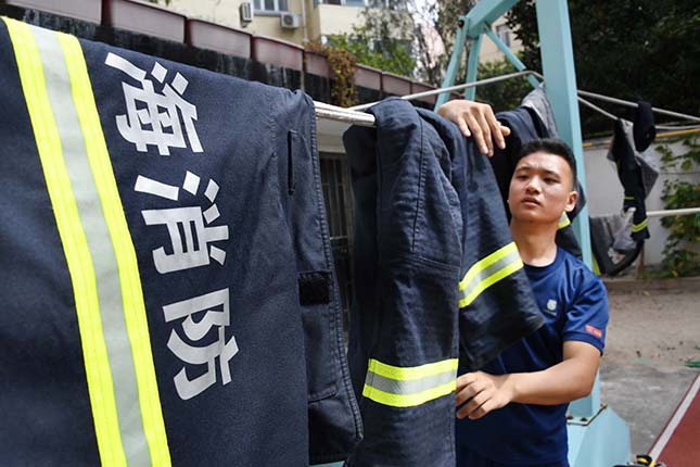 11 指战员们在每次大运动量训练后都要洗晒衣服做好准备,迎接新一次的挑战.jpg