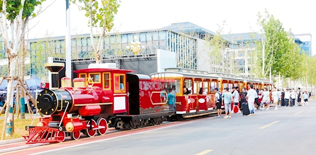 武汉东湖学院南校区开行小火车迎接新生。 (武汉东湖学院 供图).jpeg 武汉东湖学院南校区开行小火车迎接新生。 (武汉东湖学院 供图).jpeg