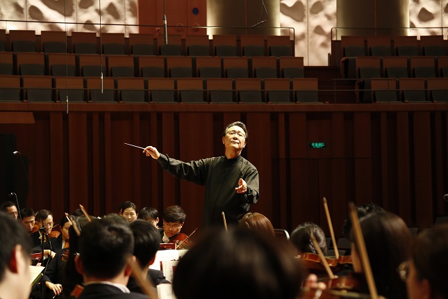 谭利华担任演出指挥 车梅摄影.jpg 谭利华担任演出指挥 车梅摄影.jpg