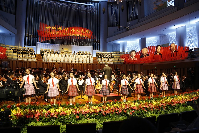 来自四川凉山州的越西县文昌小学“春蕾梦想合唱团”演唱《卖报歌》 车梅摄影.jpg 来自四川凉山州的越西县文昌小学“春蕾梦想合唱团”演唱《卖报歌》 车梅摄影.jpg