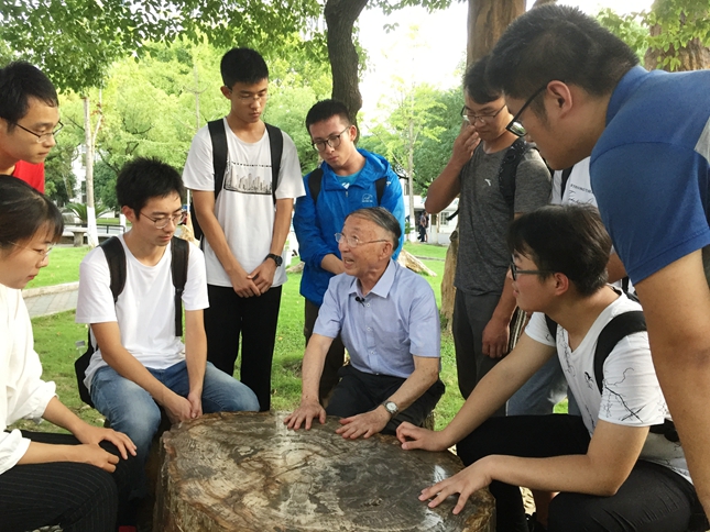 殷鸿福院士和学生在一起.JPG