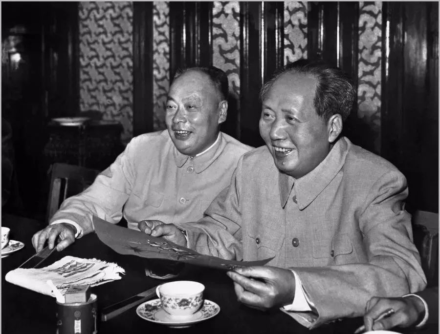 毛泽东和陈毅在中南海勤政殿接见外宾。(1957年 侯波摄).jpeg