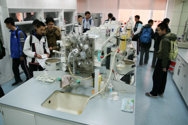 华二开放日学生参观创新实验室9_meitu_1.jpg