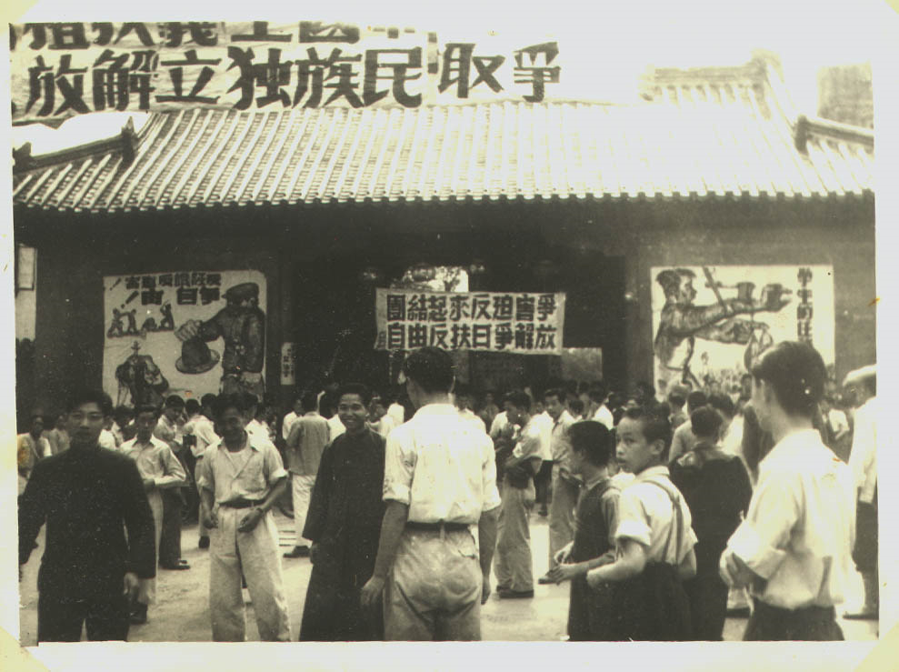 1948年5月，交通大学校门口场景.jpg