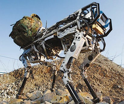 美国波士顿动力公司研发的“大狗”机器人，可以灵活活动于冰面上，被美军用于阿富汗前线运输物资。.jpg