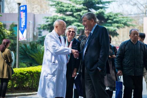2018年,外国医学代表团到访,一定要到瑞金医院当面见见这位厉害的中国医生.jpg