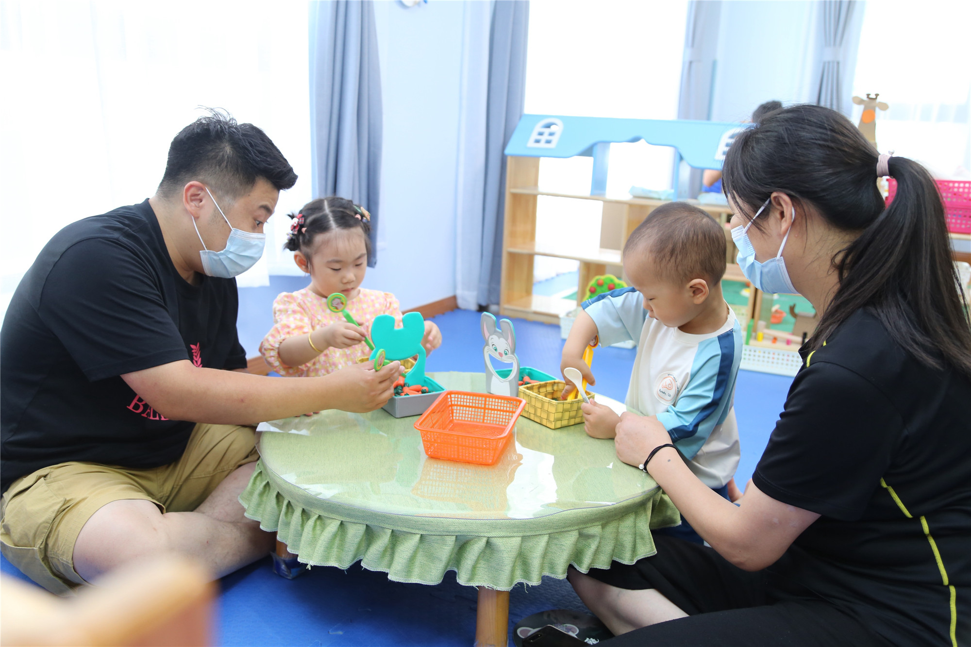 “贤城早教专列”亲子活动之二:“喂小动物”(郑逸洁 摄).jpg