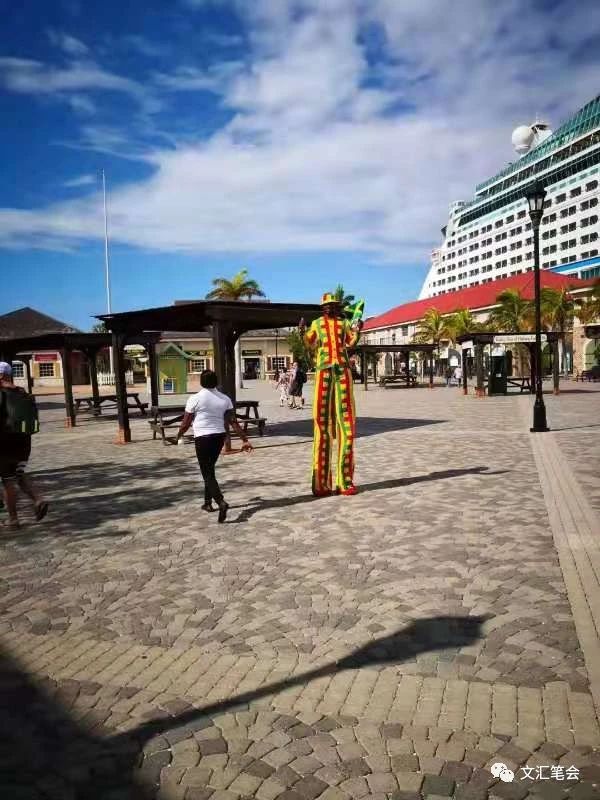 卞毓方:进海关后看到的踩高跷的人.jpg 卞毓方:进海关后看到的踩高跷的人.jpg